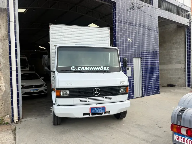 Mb 710 plus com apenas 200 mil kms originais baú ou chassis