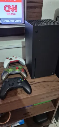 Xbox Series X com 3 controles (2 edição especial) e carregador de pilha duracell
