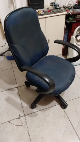 Cadeira presidente em bom estado precisando somente fazer uma limpeza pois pegou poera