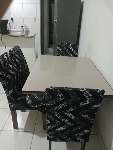 Conjunto de mesa com 4 cadeiras