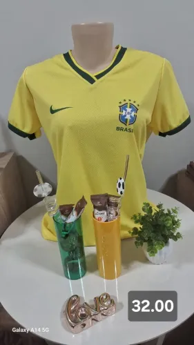 Copo Long Drink com produtos Cacau Show e canudo temático de bola