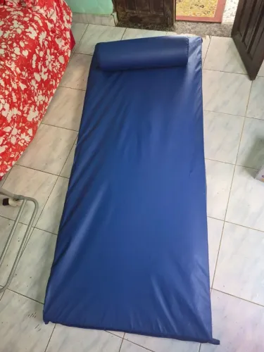 Colchão para cama hospitalar com almofada ortopédica. Seminovo.