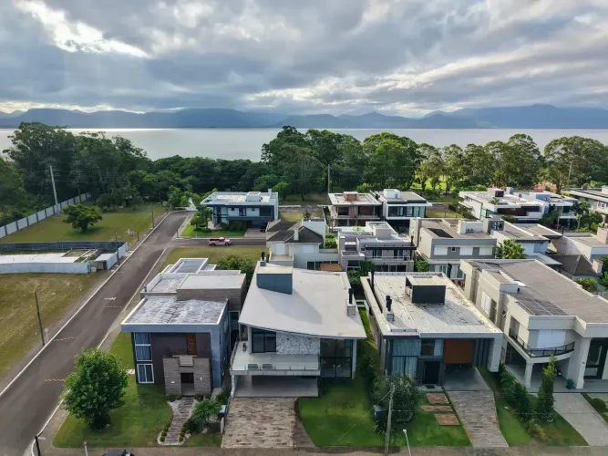 Imóvel para venda possui 400 metros quadrados com 5 quartos em Morada do Sol - Capão da Ca