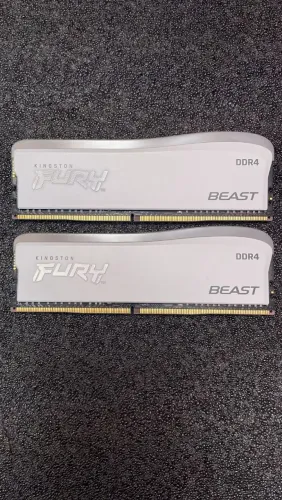 Memória RAM Kit 16GB (2x8GB) Kingston FURY Beast RGB White DDR4 3200MHz - Excelente Estado
