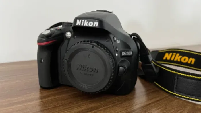 Corpo Nikon D5200 (3230 cliques) + Objetiva Nikon 18-55 AF-S DX VR