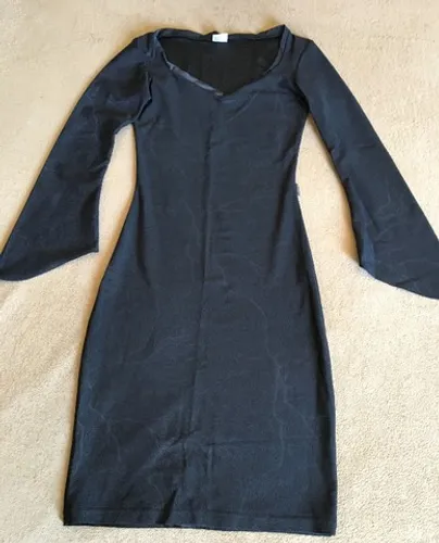 Vestido Tubinho Com A Manga Longa Boca De Sino- Marca Katraca - Tamanho unico