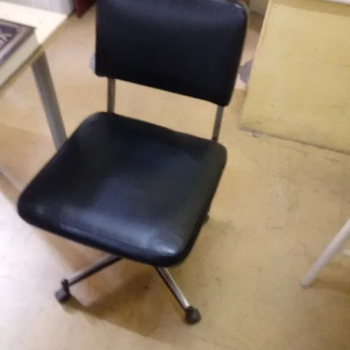 Cadeira para escritório, c/ rodízios, courino preto, bom estado. E outras!.