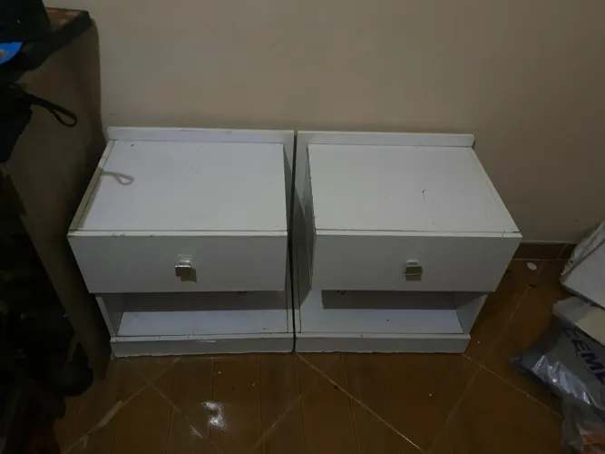 Vendo 2 mesinhas de cabeceira / Criados mudos