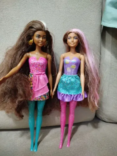 Duas bonecas Barbie com roupas e acessórios