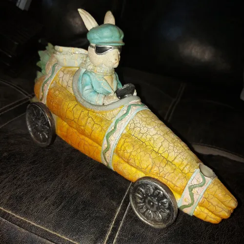 Coelho em carro de cenoura de porcelanato importado antigo