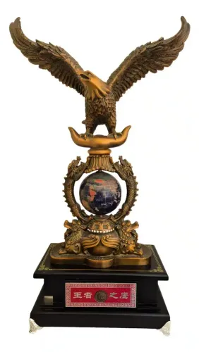Estatueta de sorte Falcão Real com Globo terrestre azul marmore