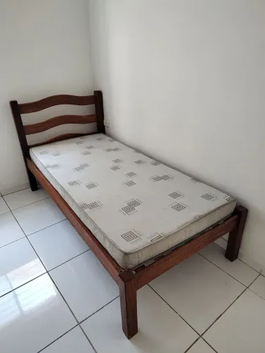Cama madeira maciça de solteirão mais colchão Ortobom. Semi nova. Não entrego.