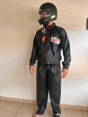 Capa de chuva + capacete