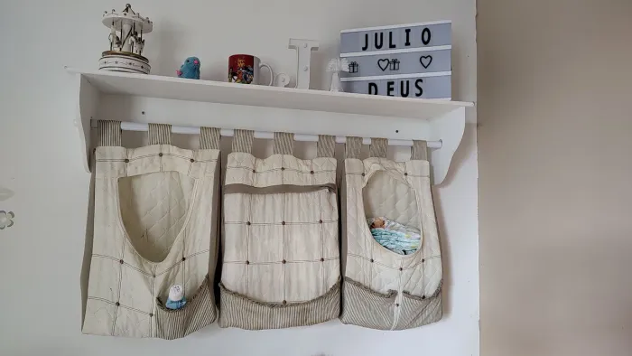 Prateleira infantil com nichos