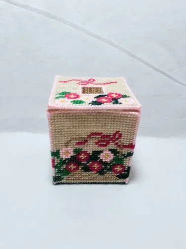 Caixa de lenços de tecido bordada