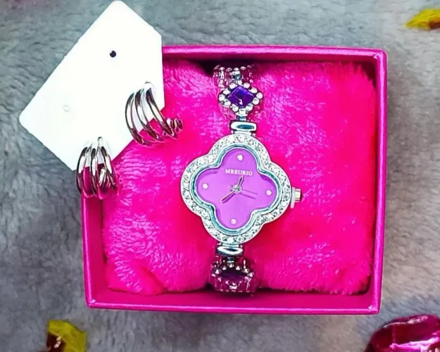 Lindo Relógio pulseira + caixa e um brinco de brinde