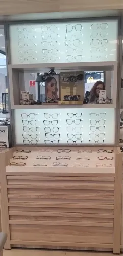 Expositor de Óculos Amadeirado com Design Moderno