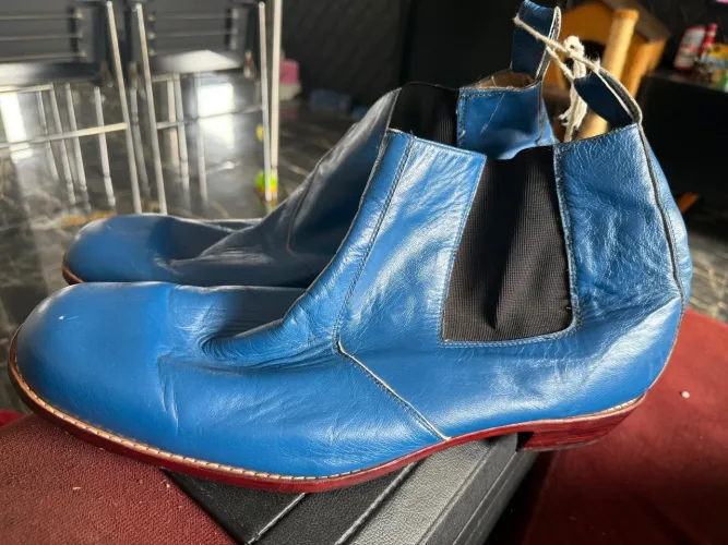 Bota de couro solado de madeira 