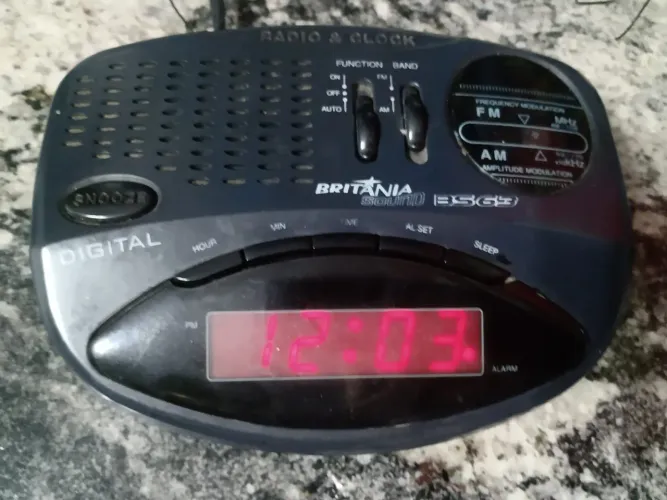 RS38 Rádio Relógio Digital Britannia Sound BSG