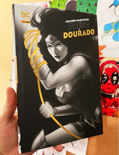 Mulher Maravilha Preto e Dourado