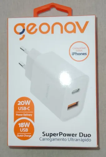 Carregador + cabo USB na caixa lacrados