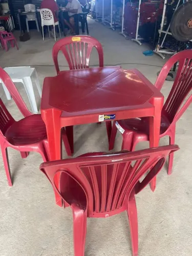 Conjunto de mesa e cadeiras de plástico