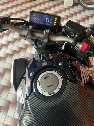 Vende-se ou troca por carro CB 650 R a Hornet  das nove