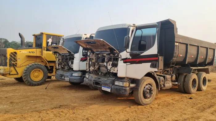 Caminhões caçambas demolição terraplanagem