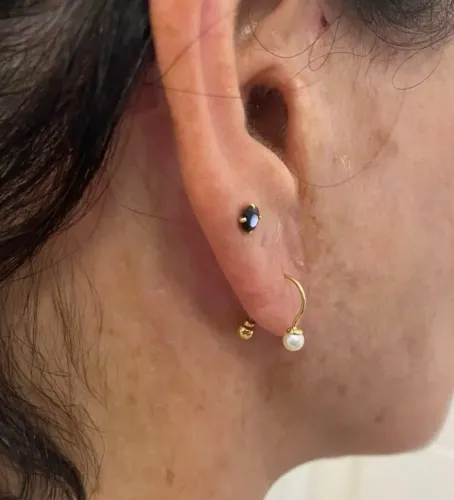 Brinco anzol ouro 18k e perolas