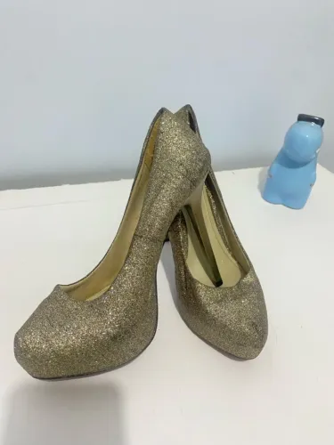 Sapatos de Salto Dourados com Glitter