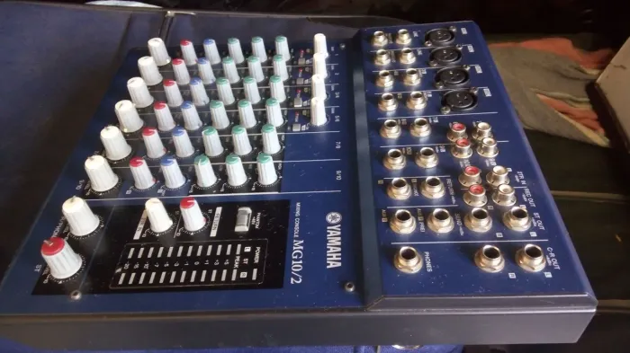 Mesa de Som Yamaha MG10/2