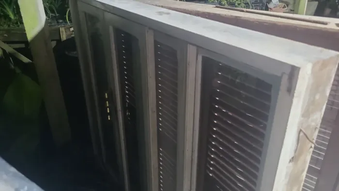 Veneziana de madeira maciça 