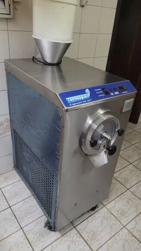 COMBO MÁQUINA DE SORVETE / FREEZER /SELADORA / CARRINHO / BATEDOR