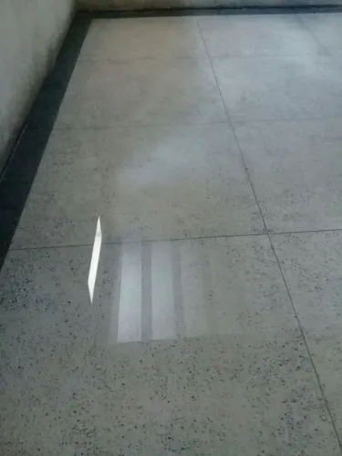 Joel piso de marmorite feito com granitina 