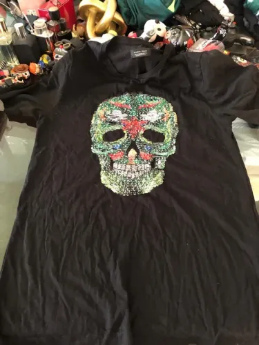 Camiseta Zara com caveira bordada