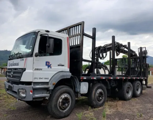 Mercedes-Benz Axor 2831 - 2010/2011 - com guindaste e carroceria florestal