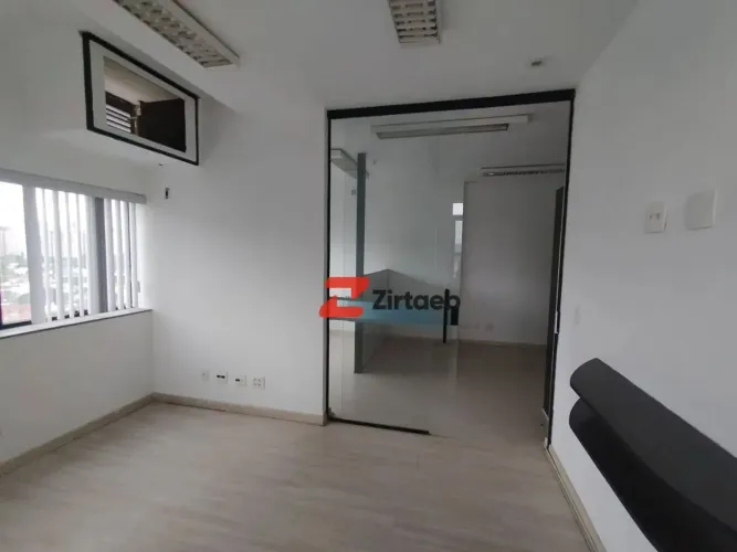 SALA AMPLA COM RECEPÇÃO, COPA, BANHEIRO E VAGA DE GARAGEM NA BARRA DA TIJUCA