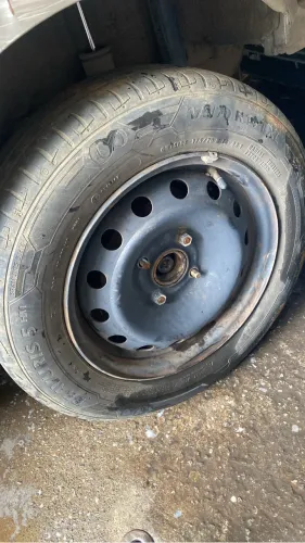 Roda de Aço com Pneu 175/70 R14