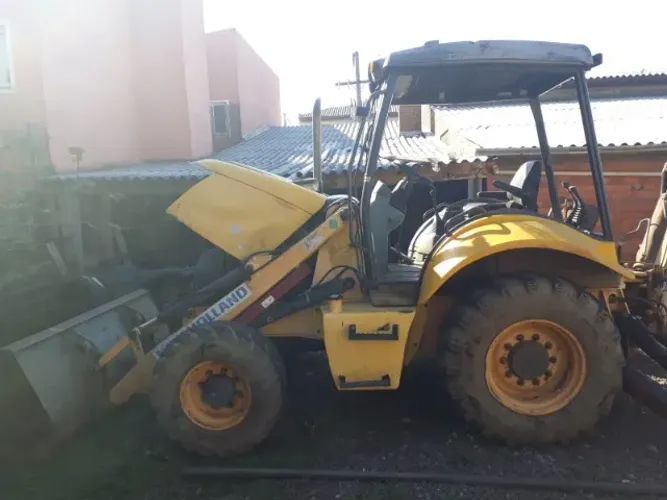 Retroescavadeira New Holland B90B 4x4 2011 - Motor Novo