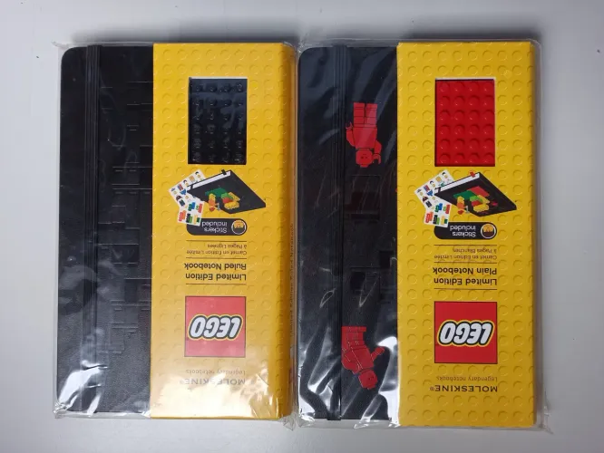 LEGO MOLESKINE 2 Cadernos grandes sendo um pautado e o outro liso.