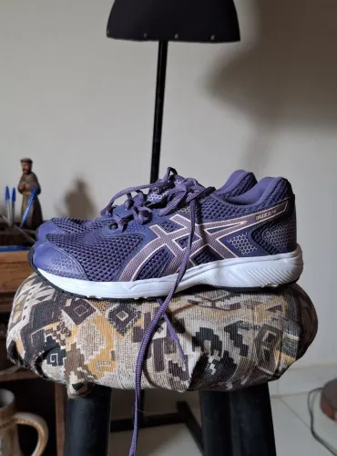 Tênis esportivo asics roxo