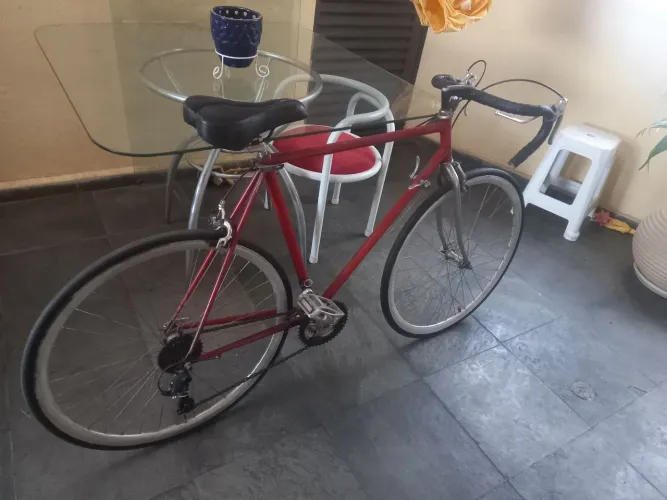 Linda bicicleta de corrida antiga com pecas de alumínio 