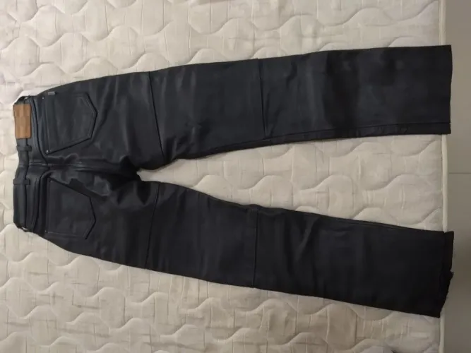 Calça de Couro estilo Motoqueira - Feminina - 36/38
