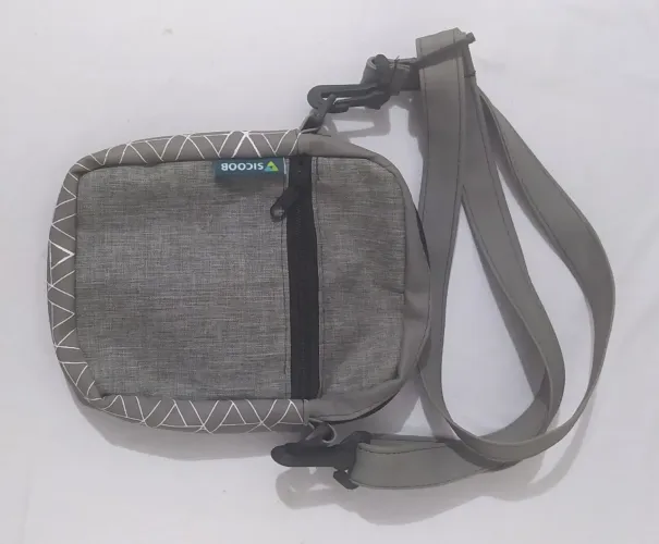 Bolsa de Ombro Cinza com Detalhes em Branco