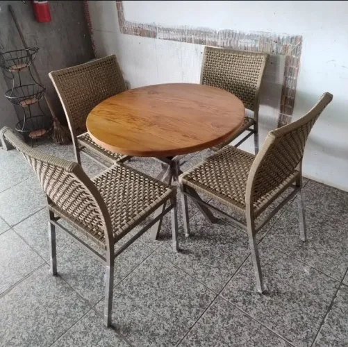 Mesa de madeira redonda