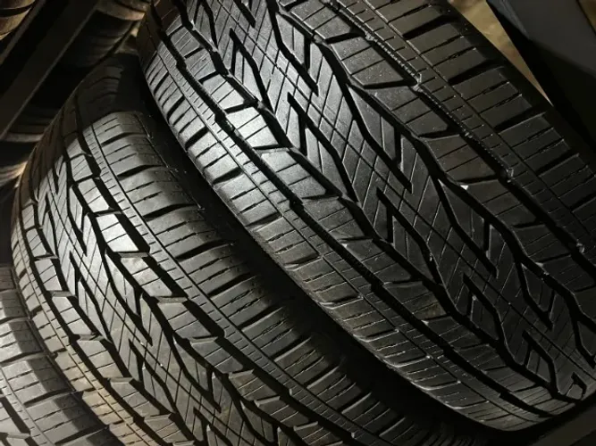 Pneu 215/60/17 Continental 90% vida útil