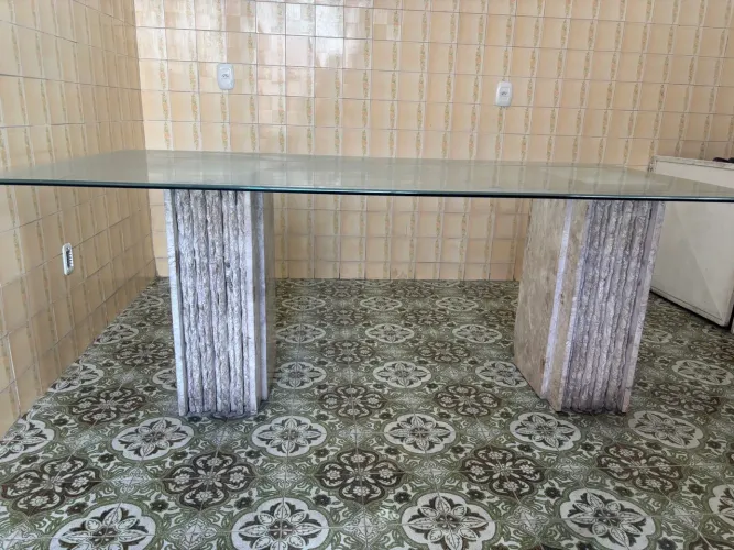 Mesa de vidro com pés de mármore 