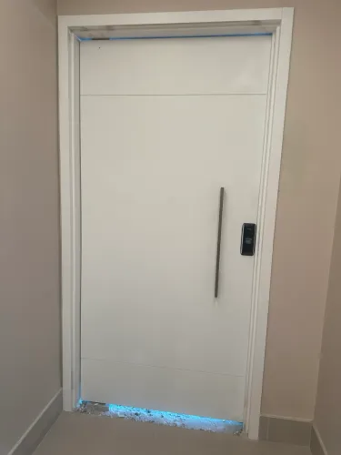 Porta de entrada apt em laca branca sem fechadura eletrônica e puxador em acho inox