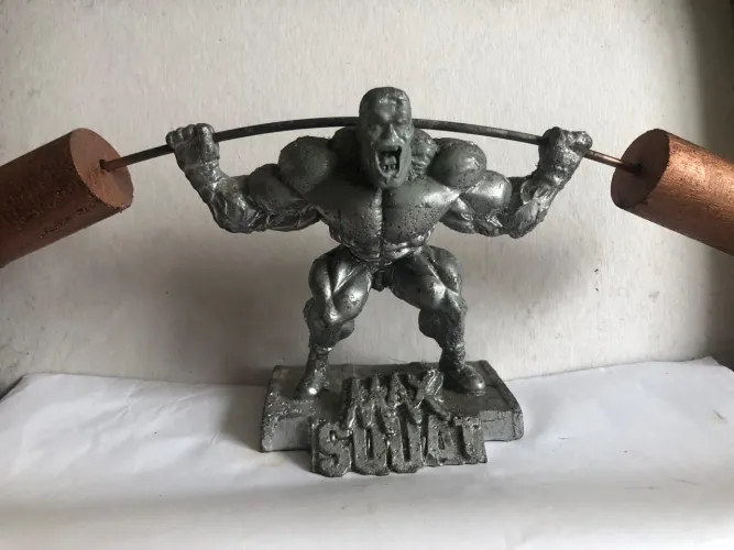 Troféu em resina levantamento básico agachamento 