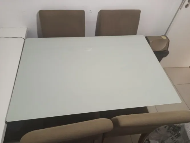 Mesa laqueada com pés de madeira